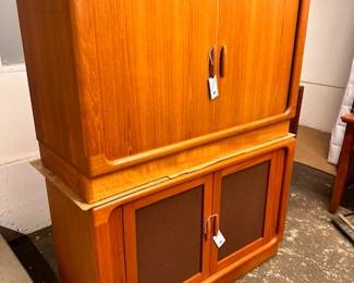 Dyrlund Finish cabinets x 2