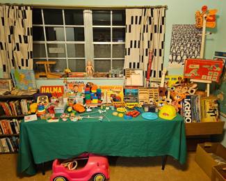 Vintage toys & boardgames galore! 