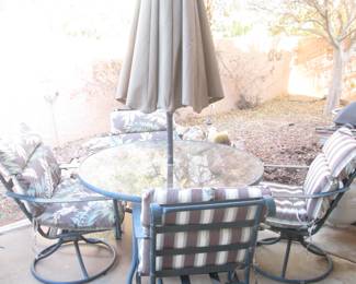 Umbrella Table/4-Chairs with Cushions