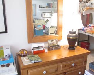 Broyhill 4-Drawer Chest/Mirror