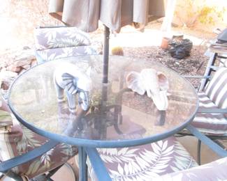 Patio Umbrella Table/4-Chairs