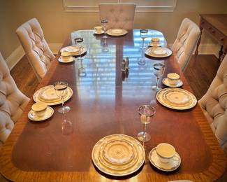 Henredon dining table with 2 leaves (only 1 is shown)