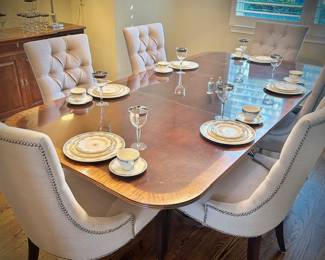 Henredon dining table with 2 leaves (only 1 is shown)