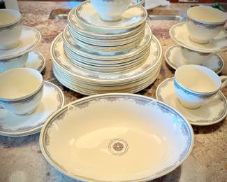 1986 Royal Doulton "Albany" 30+ pieces