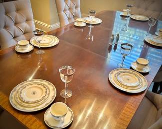 Henredon dining table with 2 leaves (only 1 is shown)