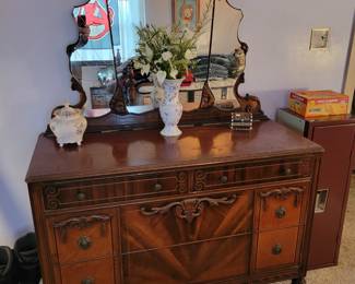 Beautiful antique Dresser with three piece mirror.
Matches chest of drawers and bed.