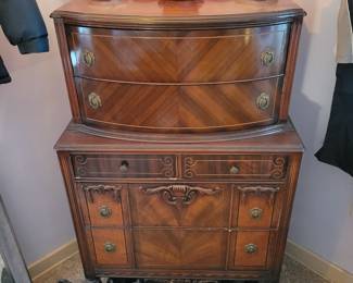 Beautiful antique chest of drawers. 
Matches bed and Dresser. 