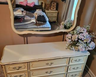French Country Provincial Dresser with mirror. Henry Link? Very well built and in great condition!!