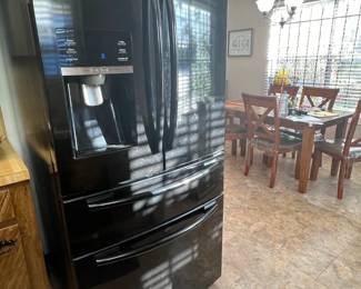 $800 Samsung Refrigerator with Chill & Freezer drawer, water dispenser, and ice maker, adjustable temps! & Everything works