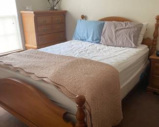 Queen size Vaughan Bassett Oak bedroom set, includes bed, mattress/box springs, triple dresser with mirror, nightstand & chest of drawers.