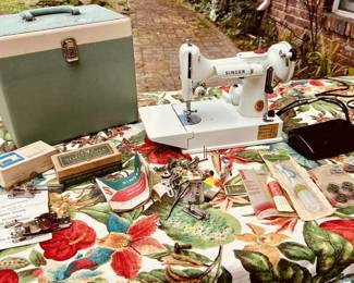 Singer White Featherweight 221K Sewing Machine Original Case + EXTRAS