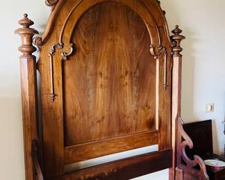 Style of Mallard Victorian Bed