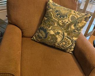 Cloth accent chair