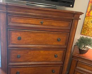 The Cumberland Collection Large contemporary chest of drawers 