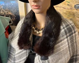 Mink
Collar
