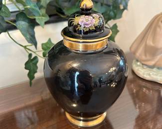 Fitz & Floyd urn w/lid