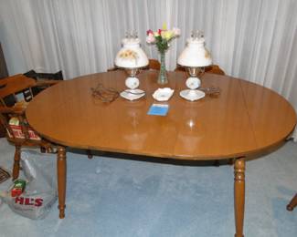 Classic Americana table with chairs