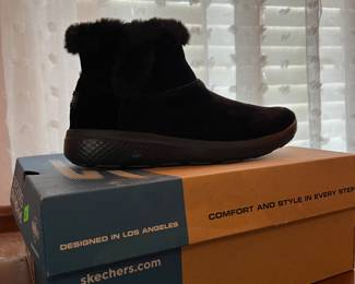 NIB Sketchers boots - size 6 - two pairs