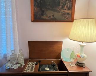 MCM record player/radio cabinet - works great