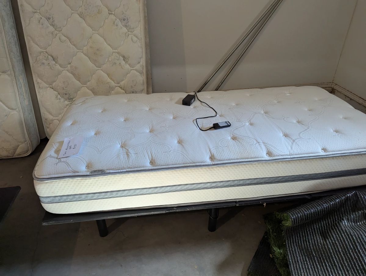 Twin adjustable bed