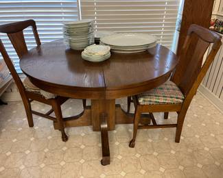 Antique oak table with 1 leaf