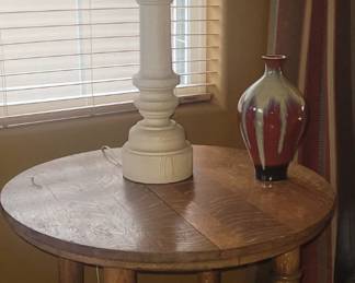 Table lap, oak side table, ceramic vase
