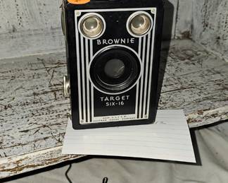 VINTAGE BROWNIE CAMERA