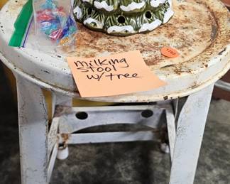 MILKING STOOL 