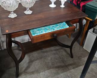 TABLE / DESK