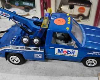 VINTAGE MOBIL WRECKER TRUCK TOY