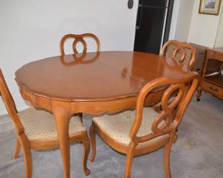 French Provincial Dining Table 4 chairs, 2 Leaf, pads