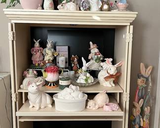 Bunnies and Piggies, Armoire