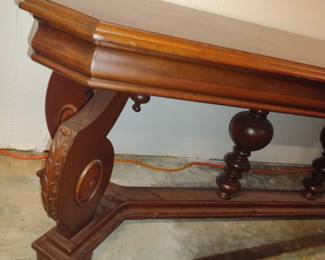 Narrow coffee table with cut legs and inlay top