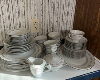 Vintage FINE CHINA WYNDHAM SANGO JAPAN Wilton 330, 7 Dinner plates,6 Salad/soup bowls, 8 Dessert plates, 8 Saucers and 11 cups, cream and sugar, Serving platter BUY IT NOW $40