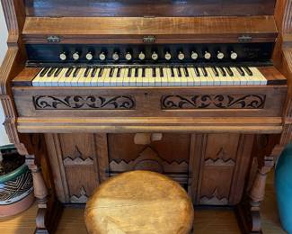 1900's Chicago Oak Organ