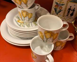 Dansk Designs "Crocus" Set - 5 Coffee Mugs, 5 Salad Plates, 2 Dinner Plates