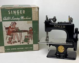 VINTAGE SINGER CHILDS SEWING MACHINE