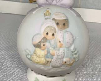 Precious Moments 1989 Peace on Earth Ornament