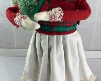 Byers Choice  1989 Mrs. Claus Holding a Wreath