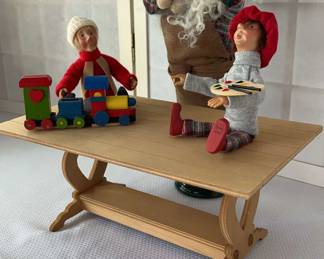 Byers Choice  2000 Workshop Santa, Kindles and Bench