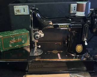 Singer Featherweight 221 Portable Sewing Machine