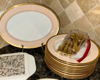 I LOVE these beautiful peach & gold Fitz & Floyd dishes & gold utensils 
