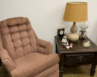 Side chair
Side table
Lamp