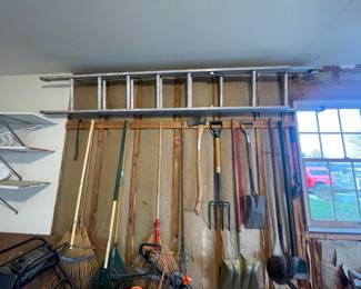 Gardening Equipment / Ladders 