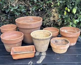 Lot # : 312z - Group of 8 terracotta planters
