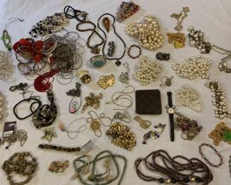 Lot # : 390f - Costume jewelry, wallet (box)
