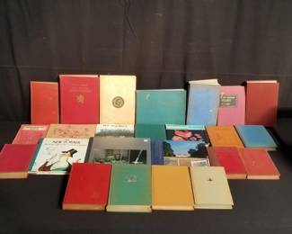 Lot # : 307 - Box of books
