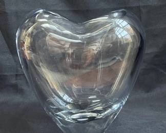 Lot # : 449v - Heart art glass vase
