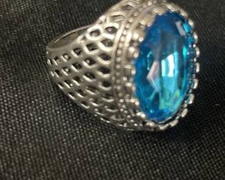 Lot # : 385v - Ornate silver-tone ring
