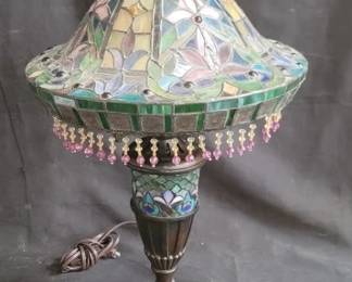 Lot # : 93 - Tiffany-style lamp

